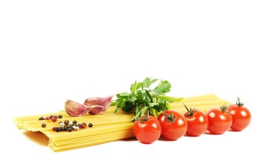 Bunch of raw spaghetti with tomato