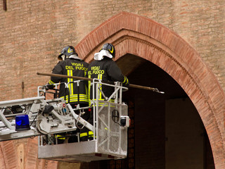 vigili del fuoco intervengono