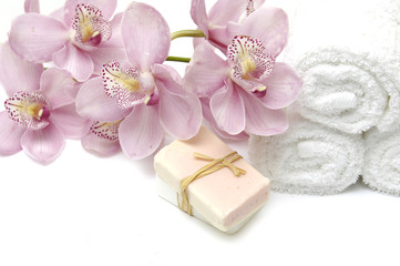 Obraz na płótnie Canvas piękna różowa orchidea z ręcznie mydła i ręcznika rolkowym