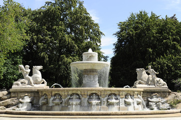 fontana con getto d'acqua e statue
