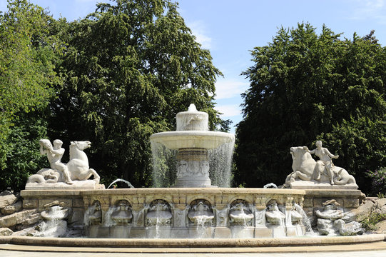 fontana con getto d'acqua e statue
