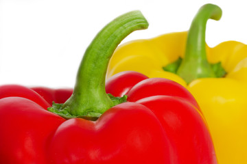 Gelbe und rote Paprika auf weißem Hintergrund