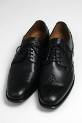 Ein Paar schwarze Herrenschuhe aus Leder zum Schnueren