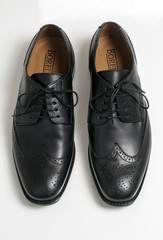 Ein Paar schwarze Herrenschuhe aus Leder zum Schnueren