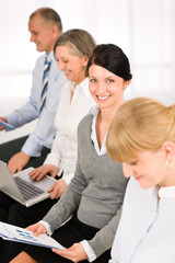 Fototapeta premium Wywiad z ludźmi biznesu oczekującymi na raport z badania