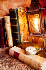 libri con orologio e lanterna