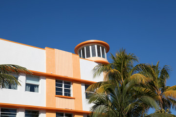 Fototapeta na wymiar Typowy Art Deco Building na Ocean Drive-South Beach na Florydzie