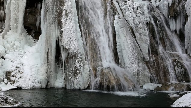 cascade de glace et d'eau