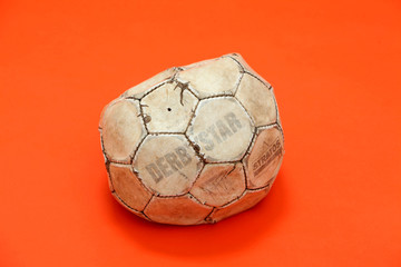 Alter, beschaedigter und verbeulter Fussball aus Leder