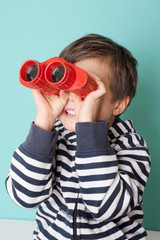 Bub schaut in die Ferne