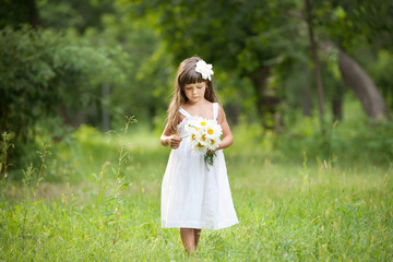 Obraz premium Portrait lovely girl in white with camomiles