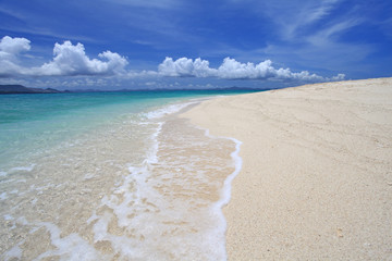 水納島の白い砂浜に打ち寄せる透明な波