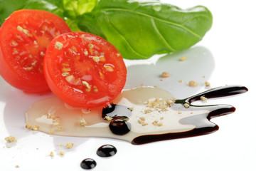 Kirschtomaten mit Basilikum, balsamico und Pfeffer