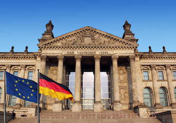Naklejka premium Der Reichstag in Berlin mit eu und brd flagge