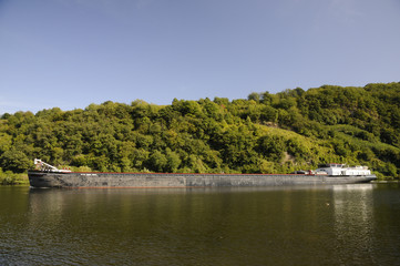 Fototapeta premium Lastkahn auf der Mosel bei Kröv