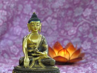 Goldener Buddha mit Lotoskerze