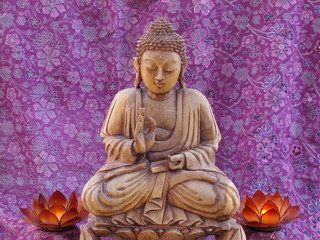 Buddha geschnitzt mit zwei Lotoskerzen