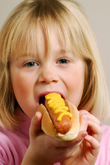 Niña feliz comiendo perro caliente,Hot Dog.