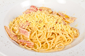 spaghetti carbonara pasta with bacon and mushrooms