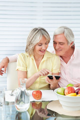 Senioren benutzen Smartphone
