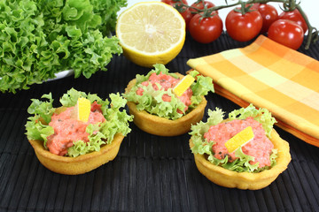 frische Maiskörbchen mit Seelachssalat