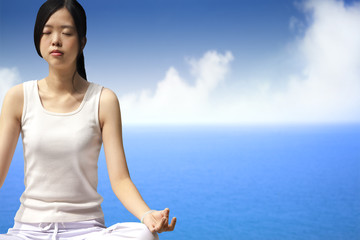 Fototapeta na wymiar yoga woman with blue ocean background