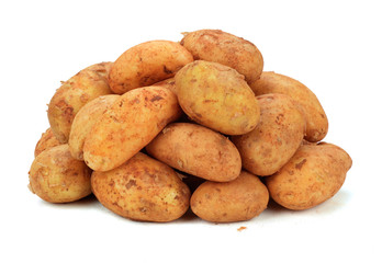 Patate novelle su sfondo bianco