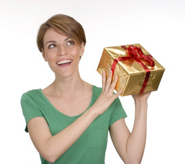 Joven mujer abriendo un regalo.