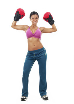 Mujer latina boxeadora en forma.