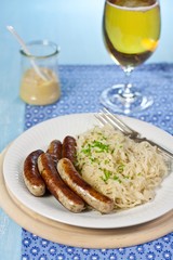 Nürnberger Bratwürste mit Sauerkraut und Bier