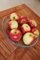 Schale mit Äpfeln