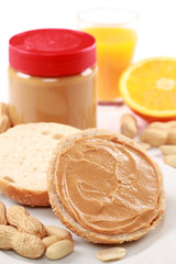 Brötchen mit Erdnussbutter
