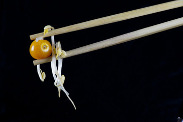 Bambussprossen mit Litschi und Chopsticks