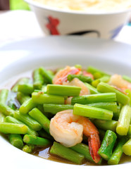 Asparagus stir fried with prawns