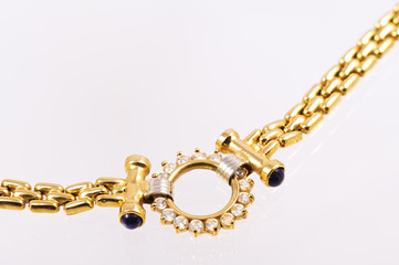 Collier, isoliert auf weiß