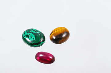 Halbedelsteine, isoliert auf weiß