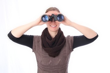 Frau mit Fernglas frontaler Blick