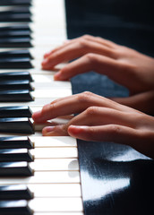 Obraz premium Child play on synthesizer