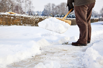 Mann mit Schneeschieber