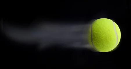 Photo sur Aluminium Sports de balle Balle de tennis se déplaçant rapidement sur fond noir