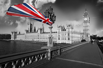 Fototapeta na wymiar Big Ben z flagą Anglii, Londyn, UK