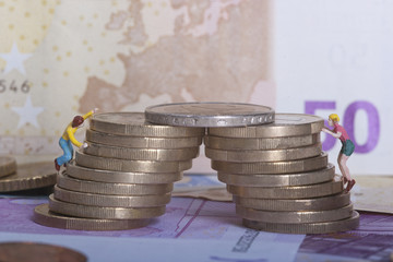 euro, geld, wirtschaft, bargeld mit figuren
