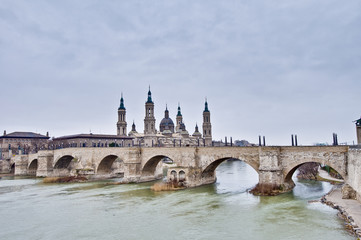 Fototapeta premium Stone Bridge across the Ebro River at Zaragoza, Spain
