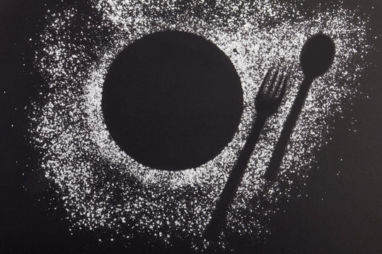 Mit Puderzucker best&auml;ubte Umrisse eines Tellers f&uuml;r ein Desser