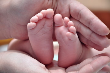 Obraz na płótnie Canvas feet of newborn baby