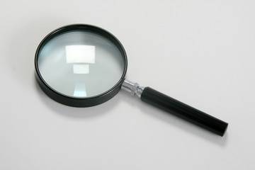 Vergroesserungsglas mit schwarzem Griff