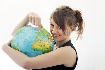 Junge Frau mit Globus