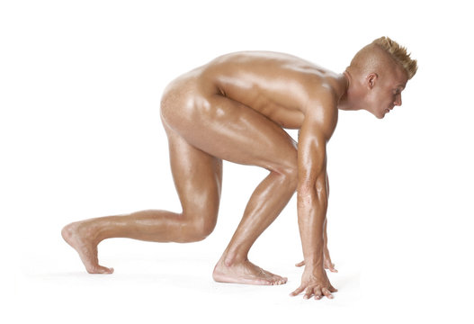Hombre desnudo en partida de carrera.
