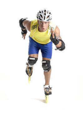 Hombre deportista patinando.