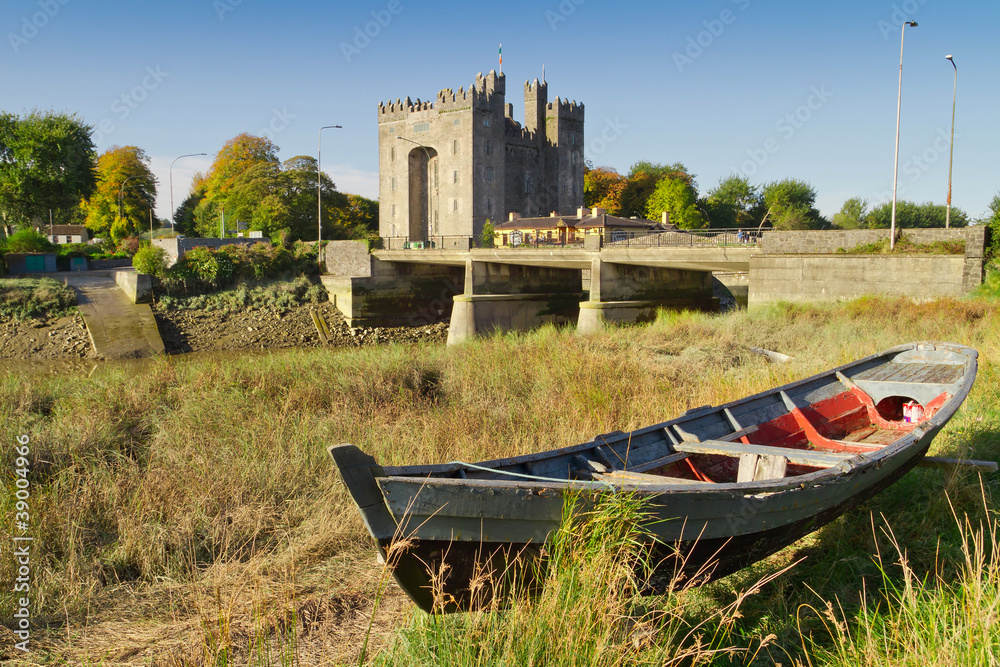 Wall mural Bunratty castle in Co. Clare, Ireland